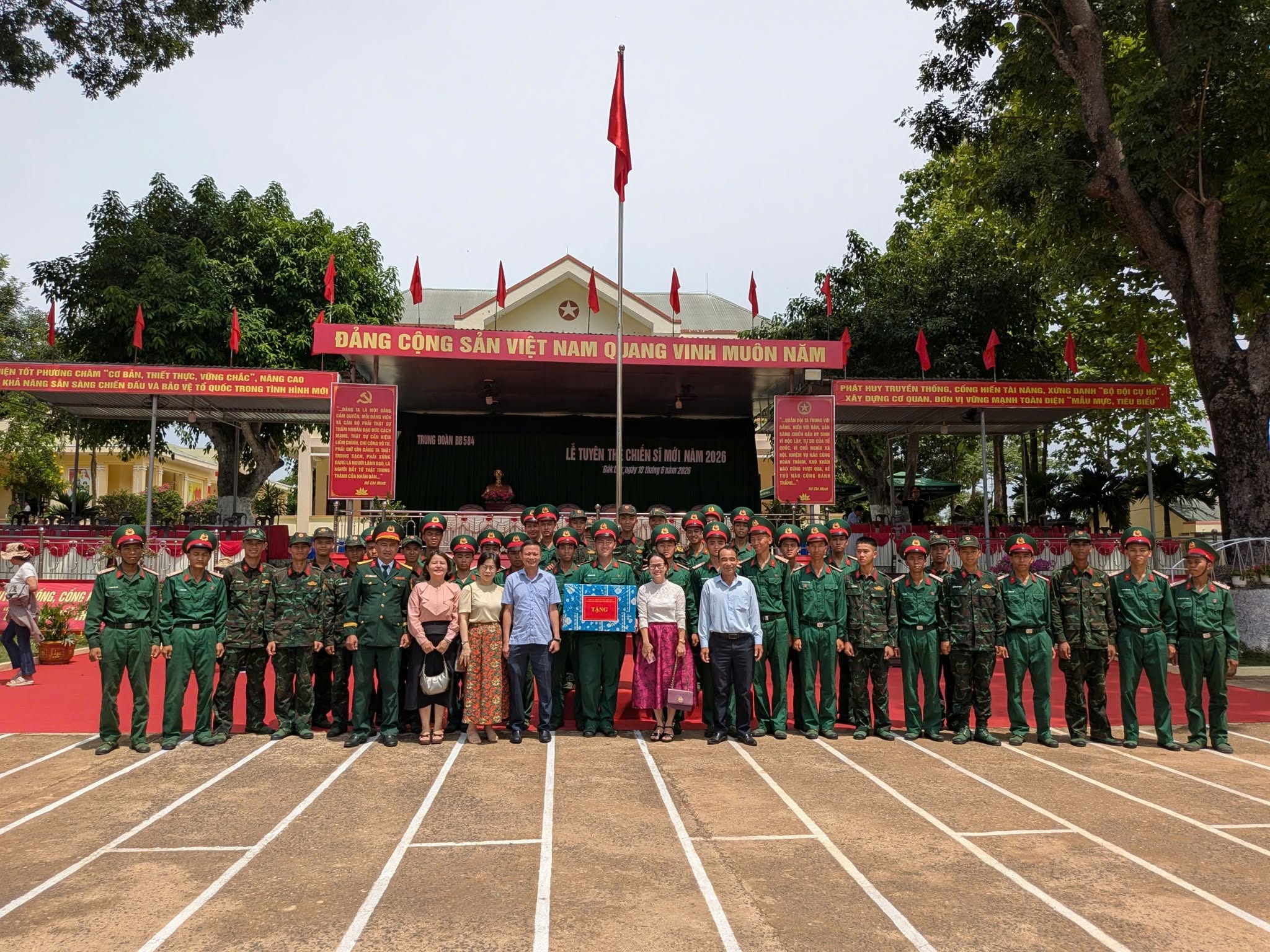 LÃNH ĐẠO PHƯỜNG TÂN AN THĂM, ĐỘNG VIÊN CHIẾN SĨ MỚI VÀ THAM DỰ LỄ TUYÊN THỆ CHIẾN SĨ MỚI NĂM 2026