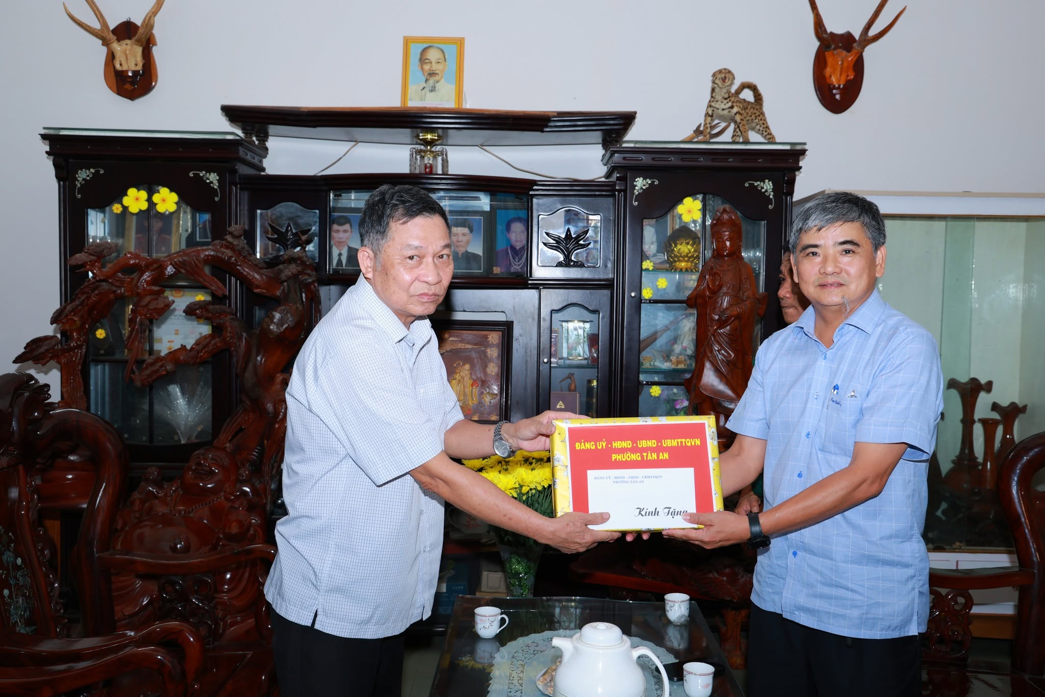 LÃNH ĐẠO PHƯỜNG TÂN AN THĂM, TẶNG QUÀ CÁC GIA ĐÌNH CHÍNH SÁCH NHÂN KỶ NIỆM 79 NĂM NGÀY THƯƠNG BINH, LIỆT SĨ