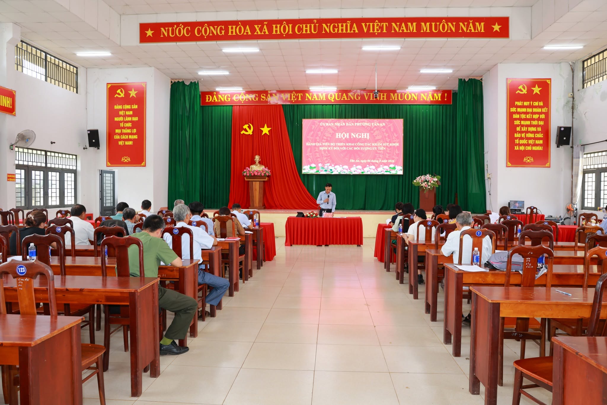 PHƯỜNG TÂN AN HỌP RÚT KINH NGHIỆM, TÌM GIẢI PHÁP NÂNG CAO HIỆU QUẢ KHÁM SỨC KHỎE CHO ĐỐI TƯỢNG ƯU TIÊN