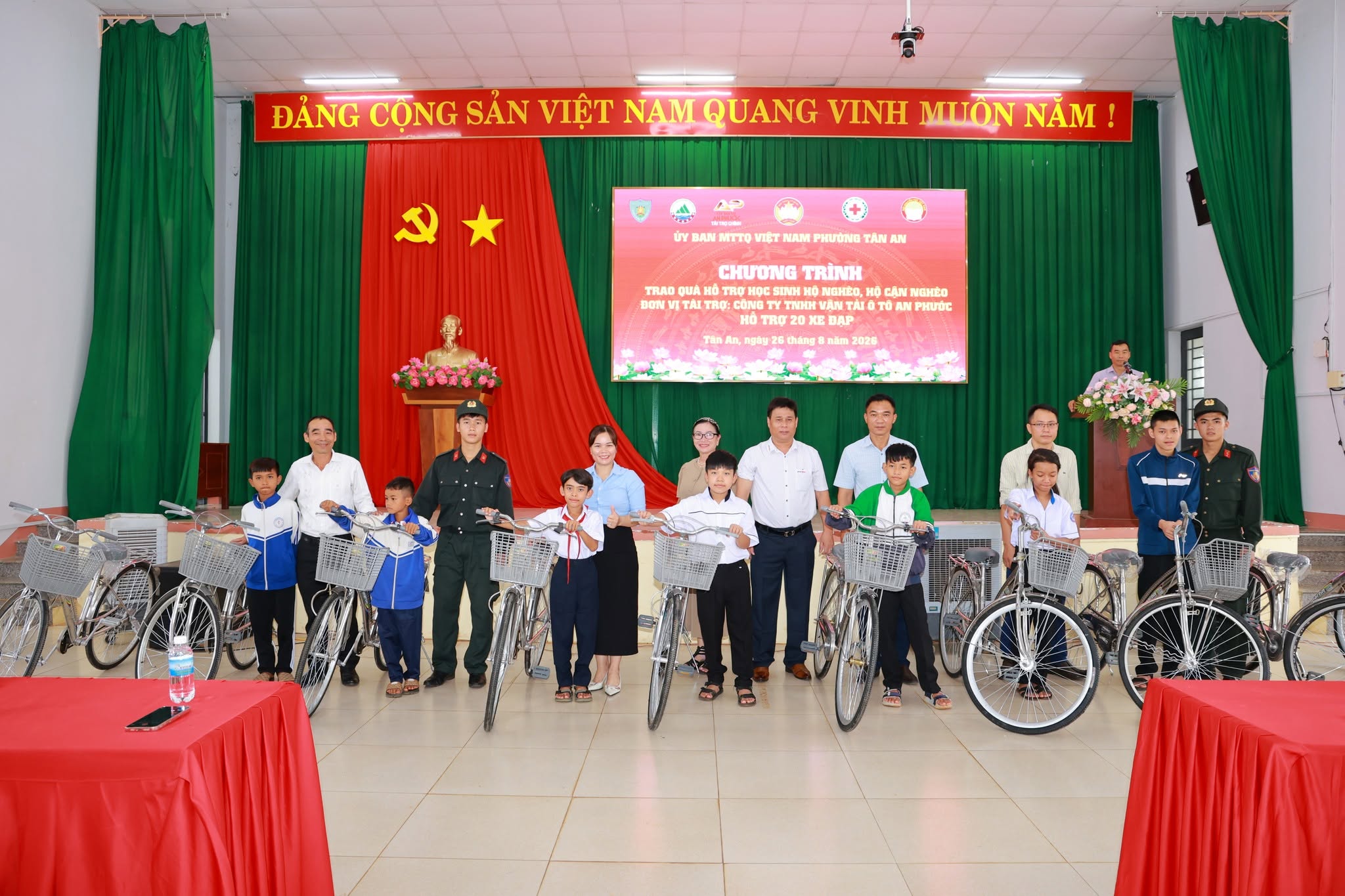 PHƯỜNG TÂN AN TỔ CHỨC TRAO QUÀ CHO HỘ NGHÈO, HỘ CẬN NGHÈO VÀ HỌC SINH CÓ HOÀN CẢNH KHÓ KHĂN