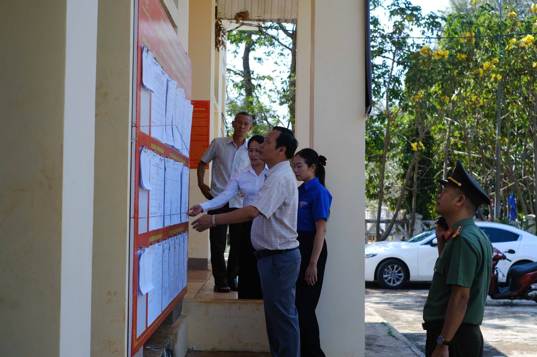 Lãnh đạo phường Tân An kiểm tra công tác chuẩn bị bầu cử tại các Tổ dân phố, buôn trên địa bàn