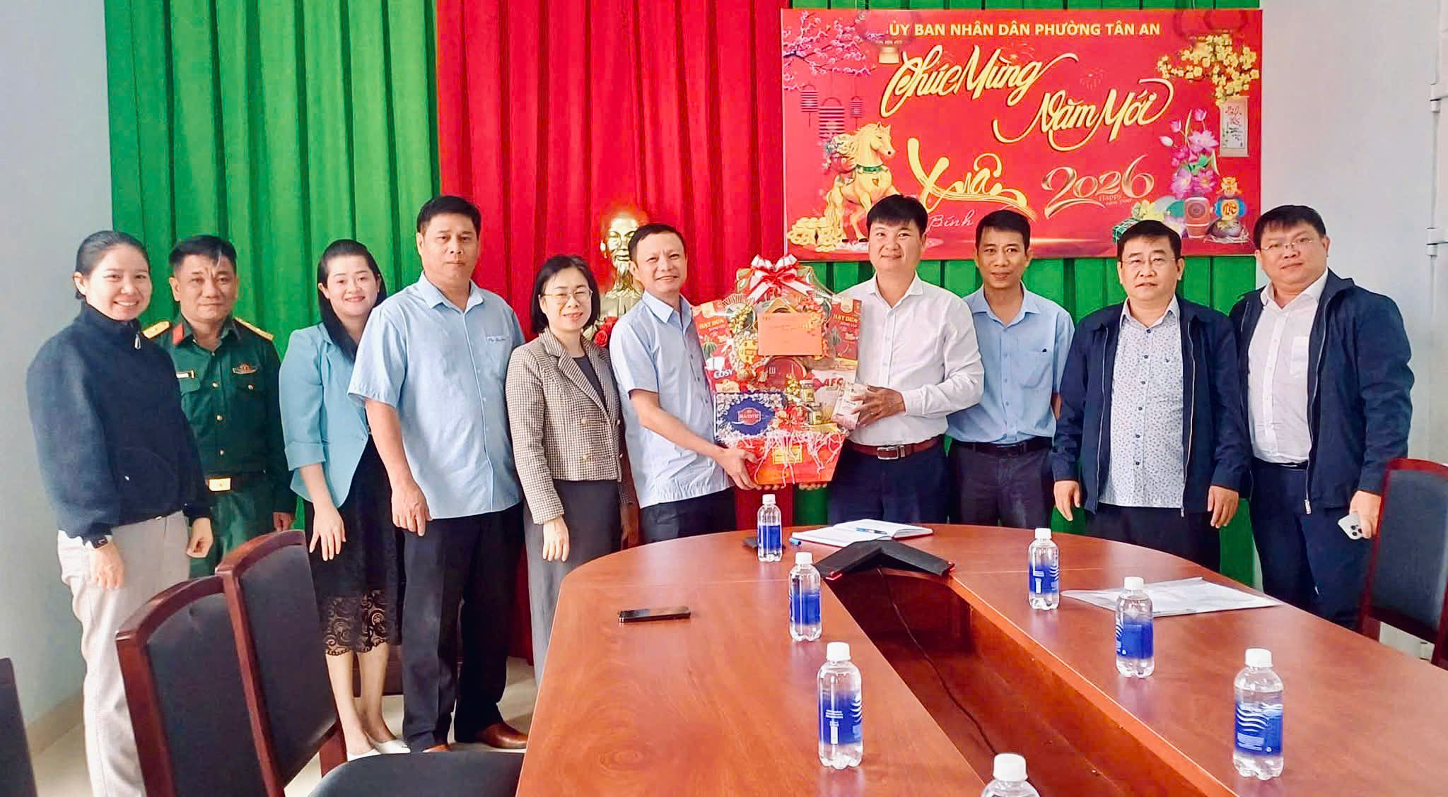 Phường Tân An trao 20 triệu đồng hỗ trợ người dân phường Bình Kiến đón Tết Bính Ngọ 2026