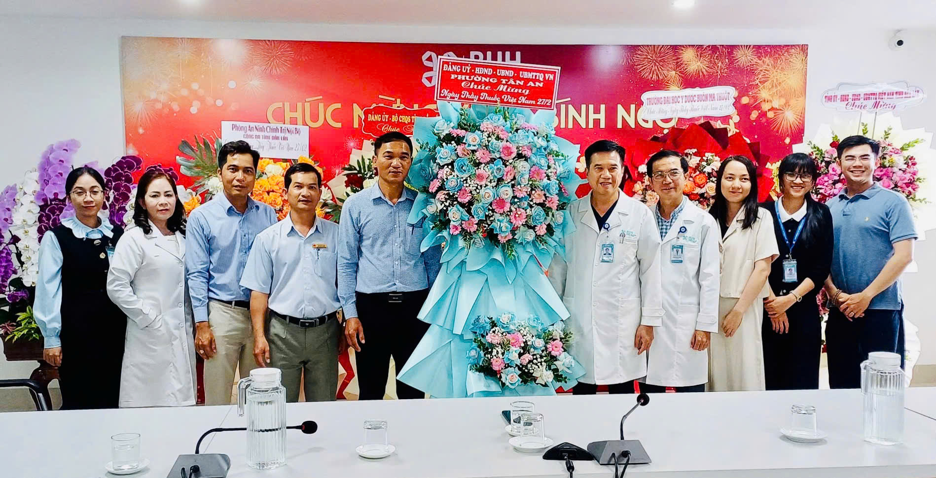 Lãnh đạo phường Tân An thăm, chúc mừng các cơ sở y tế nhân Ngày Thầy thuốc Việt Nam 27/2