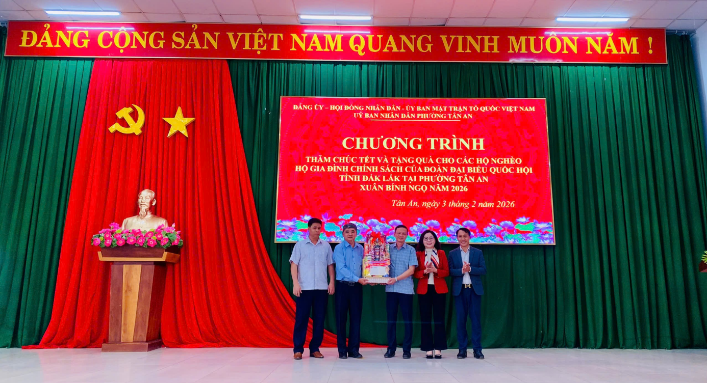 Đoàn Đại biểu Quốc hội tỉnh Đắk Lắk thăm và tặng quà Tết tại phường Tân An.