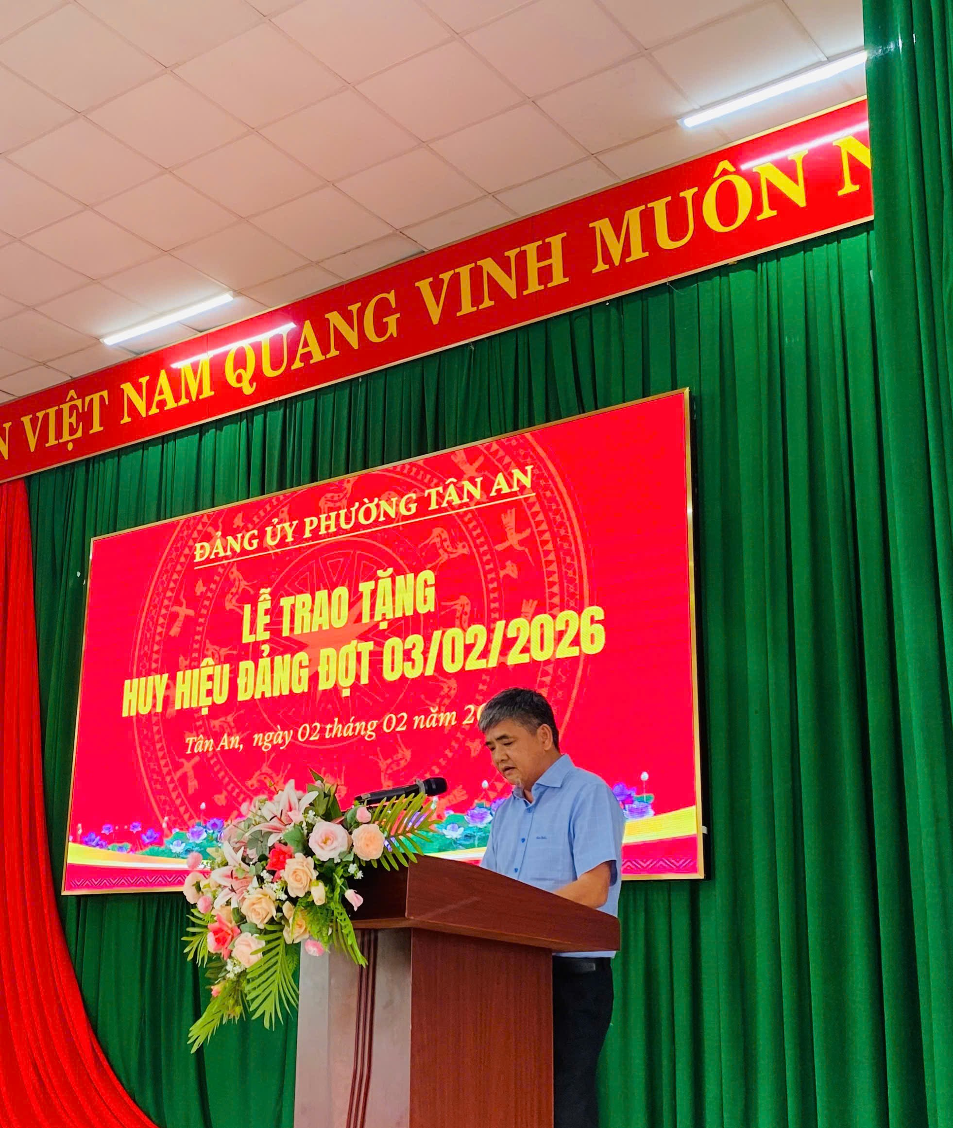 Phường Tân An trang trọng tổ chức Lễ trao tặng Huy hiệu Đảng đợt 03/02 cho 28 đảng viên