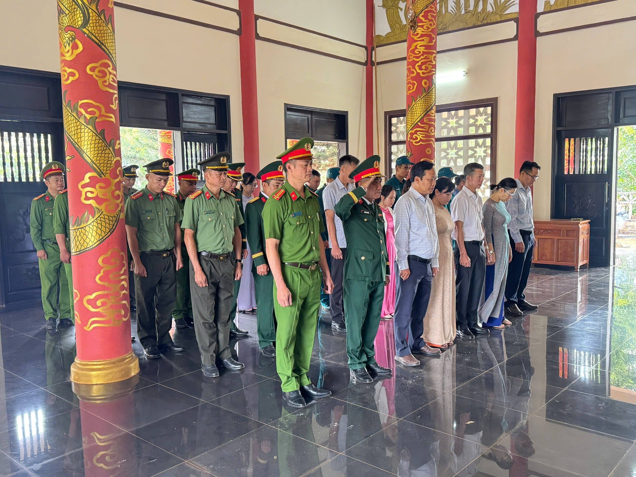 Phường Tân An tổ chức lễ dâng hương tại đền thờ Liệt sĩ Tổ dân phố Kiên Cường