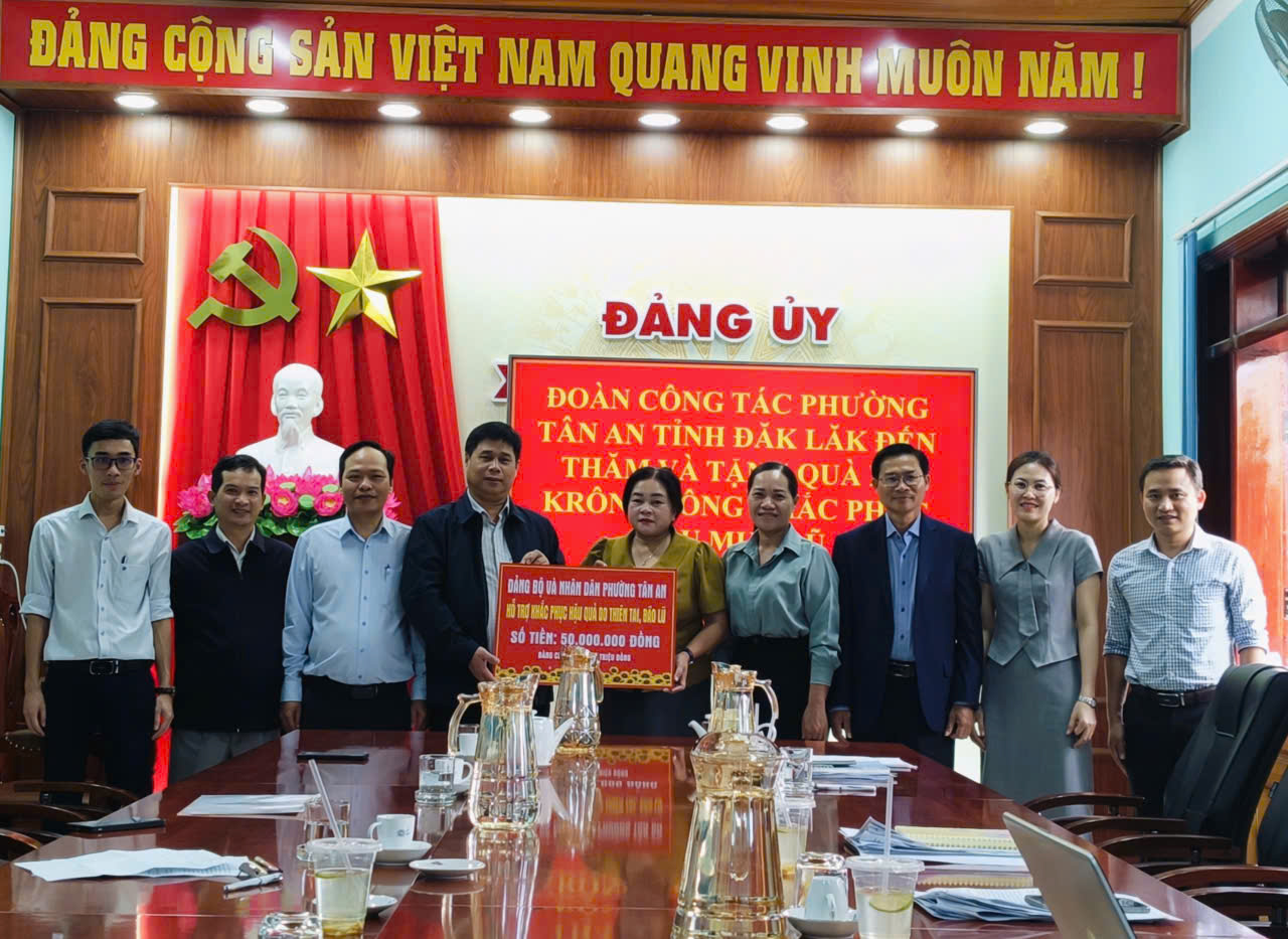 Đảng ủy - HĐND - UBND - UBMTTQ Việt Nam phường Tân An thăm hỏi, động viên xã Krông Bông và xã Yang Mang, Tỉnh Đăk Lăk khắc phục sau mưa lũ