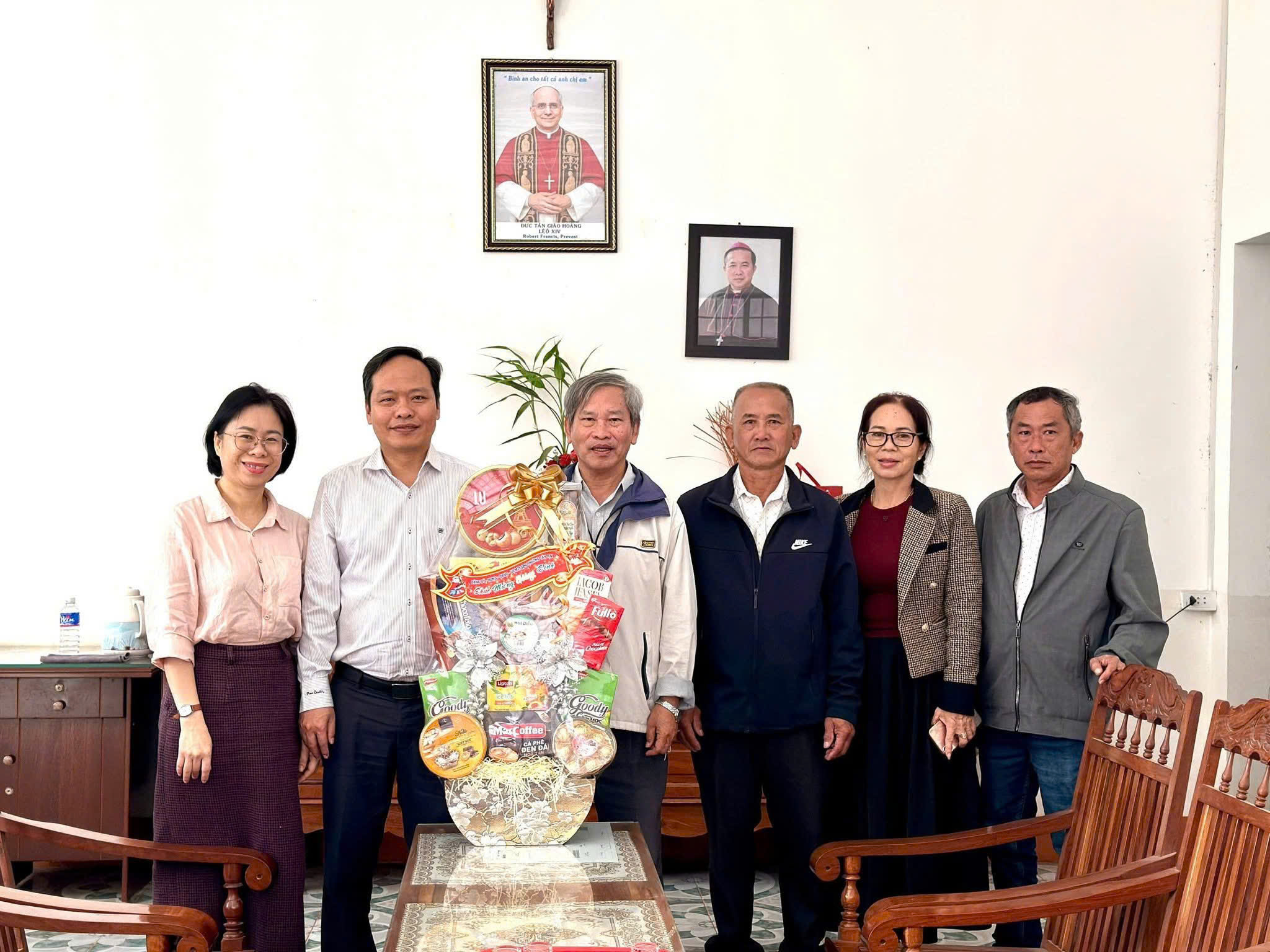 Đảng ủy, HĐND, UBND, Ủy ban MTTQVN phường Tân An đã tổ chức thăm và chúc mừng các cơ sở tôn giáo nhân dịp lễ Giáng sinh năm 2025