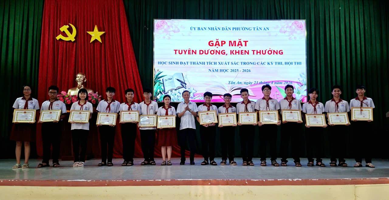 Phường Tân An tuyên dương, khen thưởng học sinh đạt thành tích xuất sắc trong các kỳ thi, hội thi năm học 2025 - 2026
